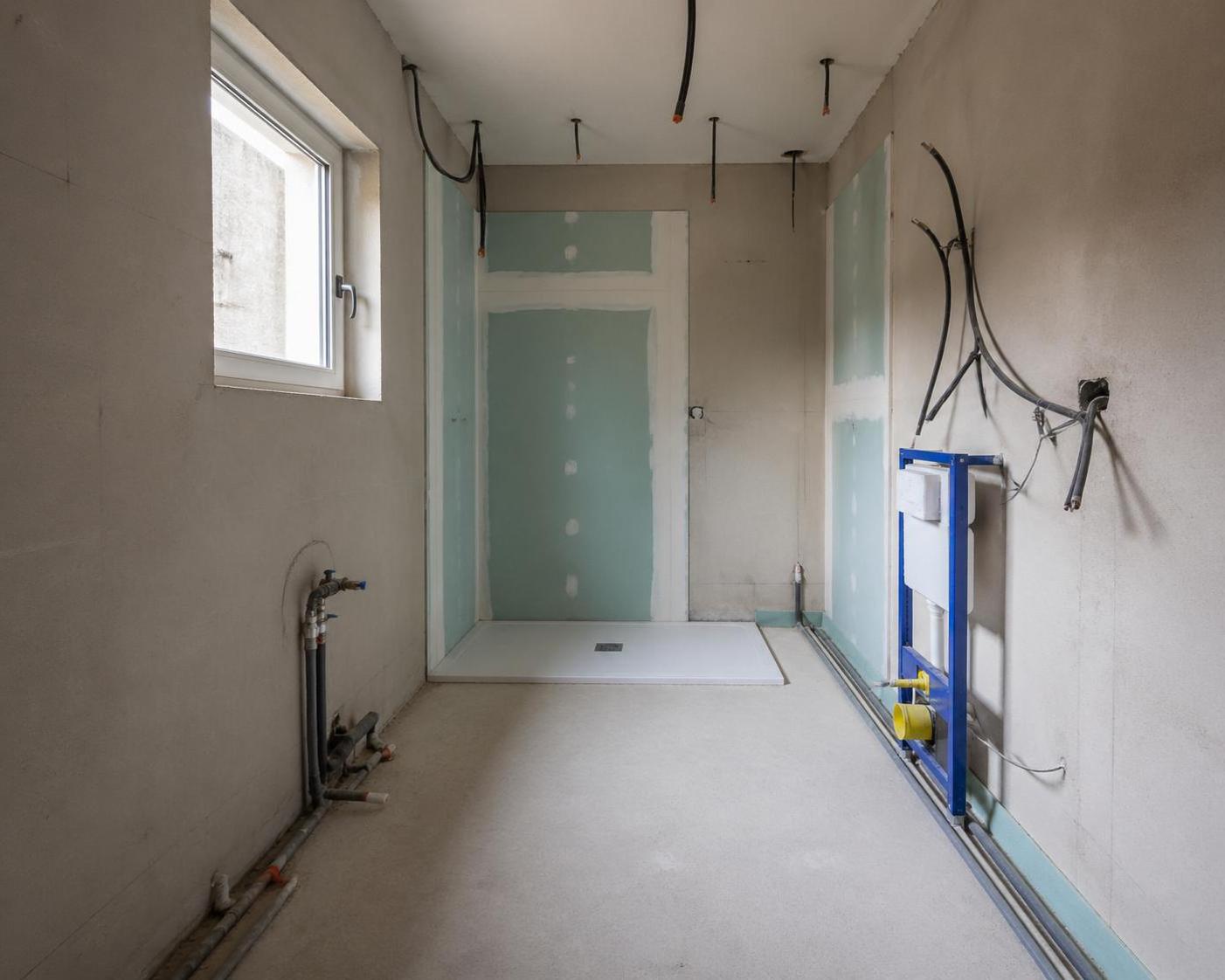 découvrez comment rénover votre salle de bain en 2024 avec un guide complet des coûts détaillés et des aides financières disponibles, notamment maprimerénov’. optimisez votre budget rénovation dès aujourd'hui !