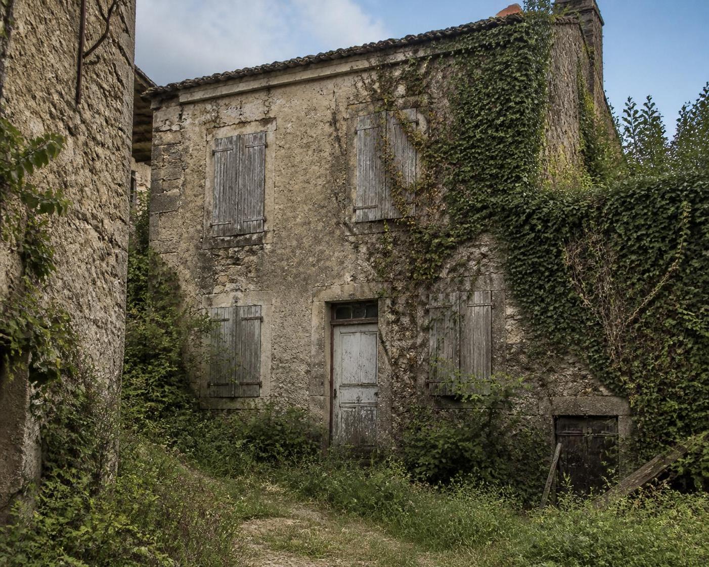 Maison abandonnée à donner : comment en trouver une et évaluer le potentiel de réhabilitation écologique 2 découvrez comment trouver une maison abandonnée à donner et évaluer son potentiel pour une réhabilitation écologique réussie, alliant économie et respect de l'environnement.