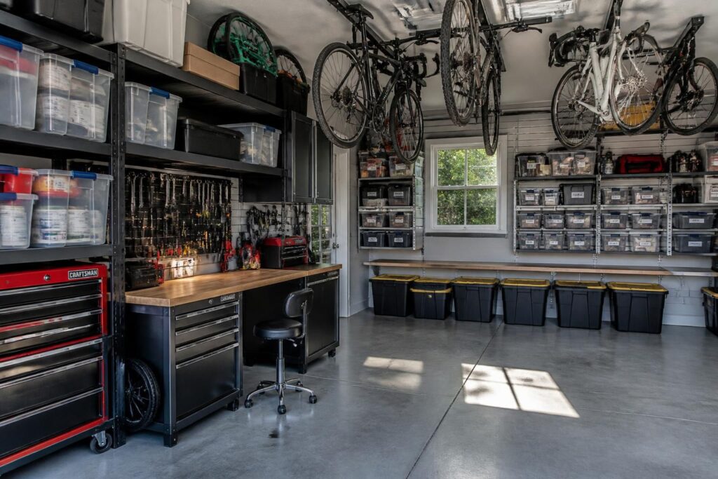 découvrez des astuces ingénieuses pour optimiser le rangement de votre garage et maximiser l'espace, afin de gagner en organisation et en fonctionnalité.