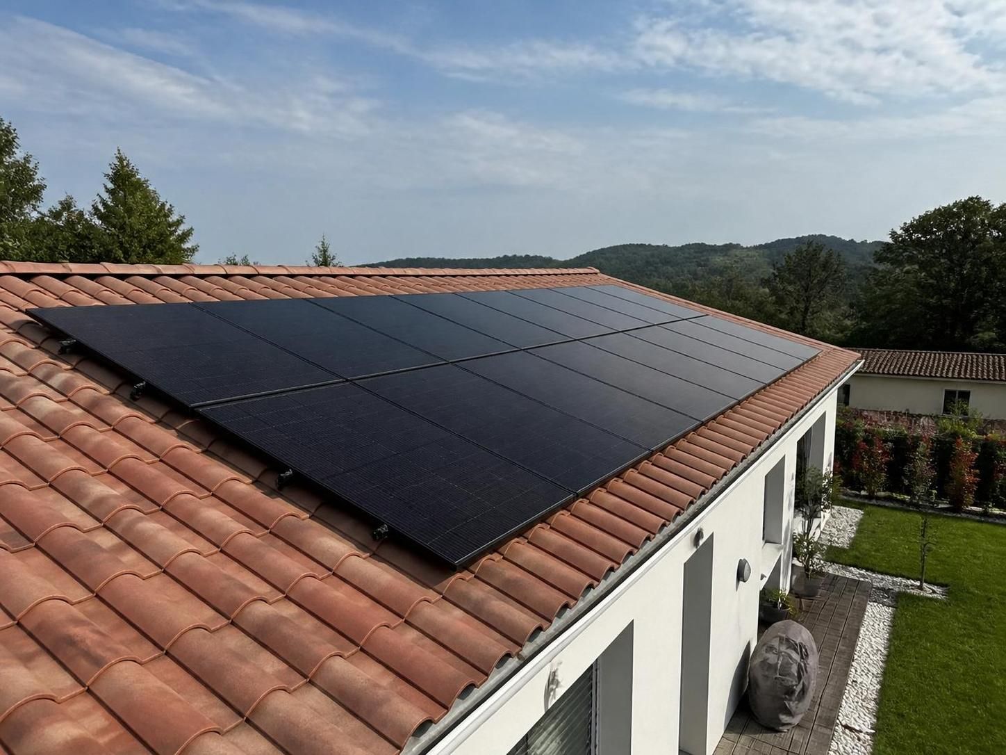 Rails pour panneaux solaires : comment sélectionner le profilé idéal pour votre installation 2 découvrez comment choisir le profilé de rails parfait pour optimiser l'installation de vos panneaux solaires, assurer leur stabilité et maximiser leur performance énergétique.